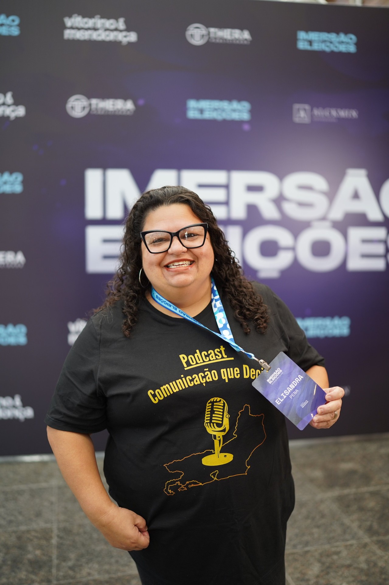 Elisandra Pena com a camiseta do podcast Comunicação que Decide